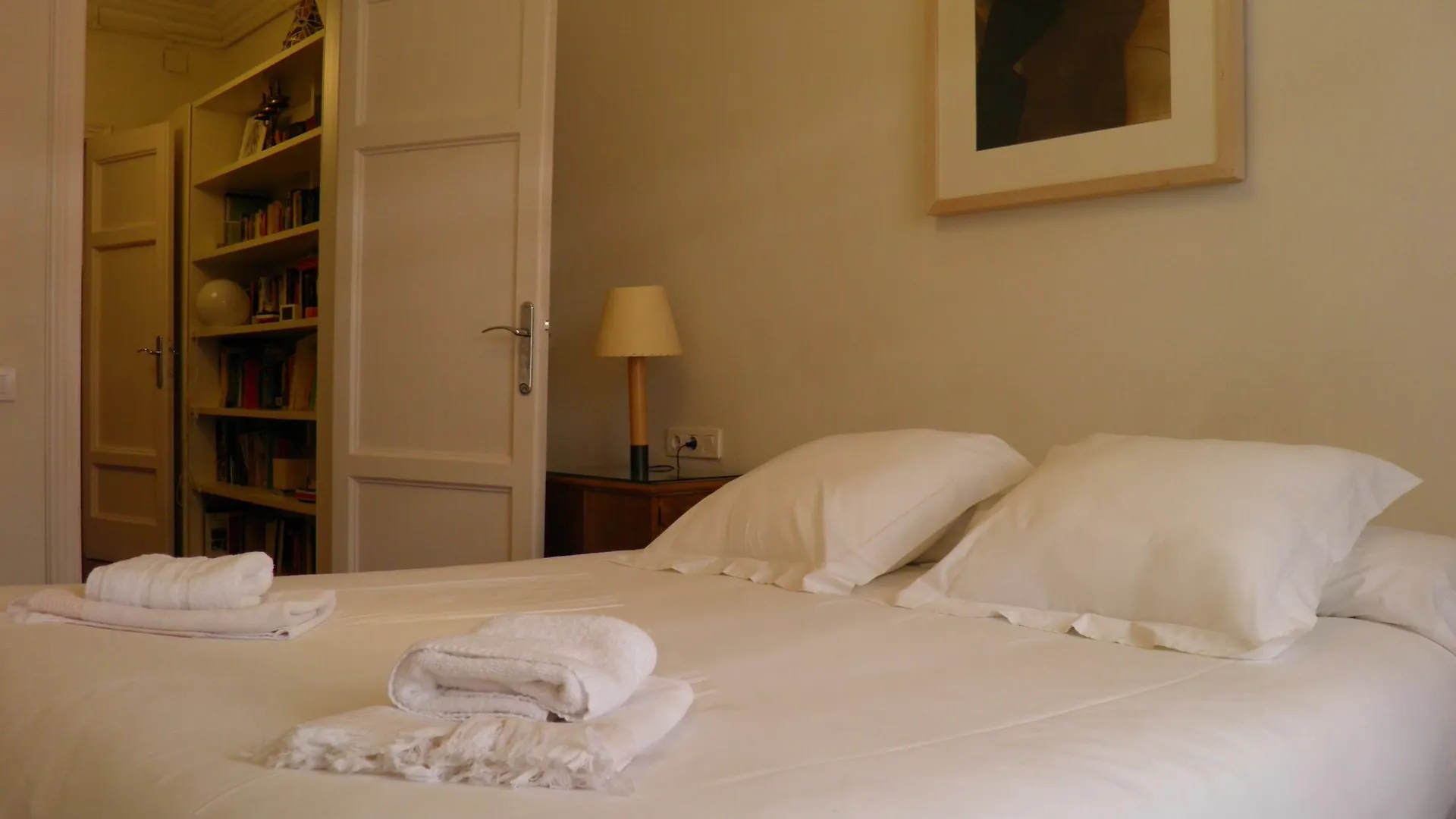 Suitur Courtyard Apartment Barcelona