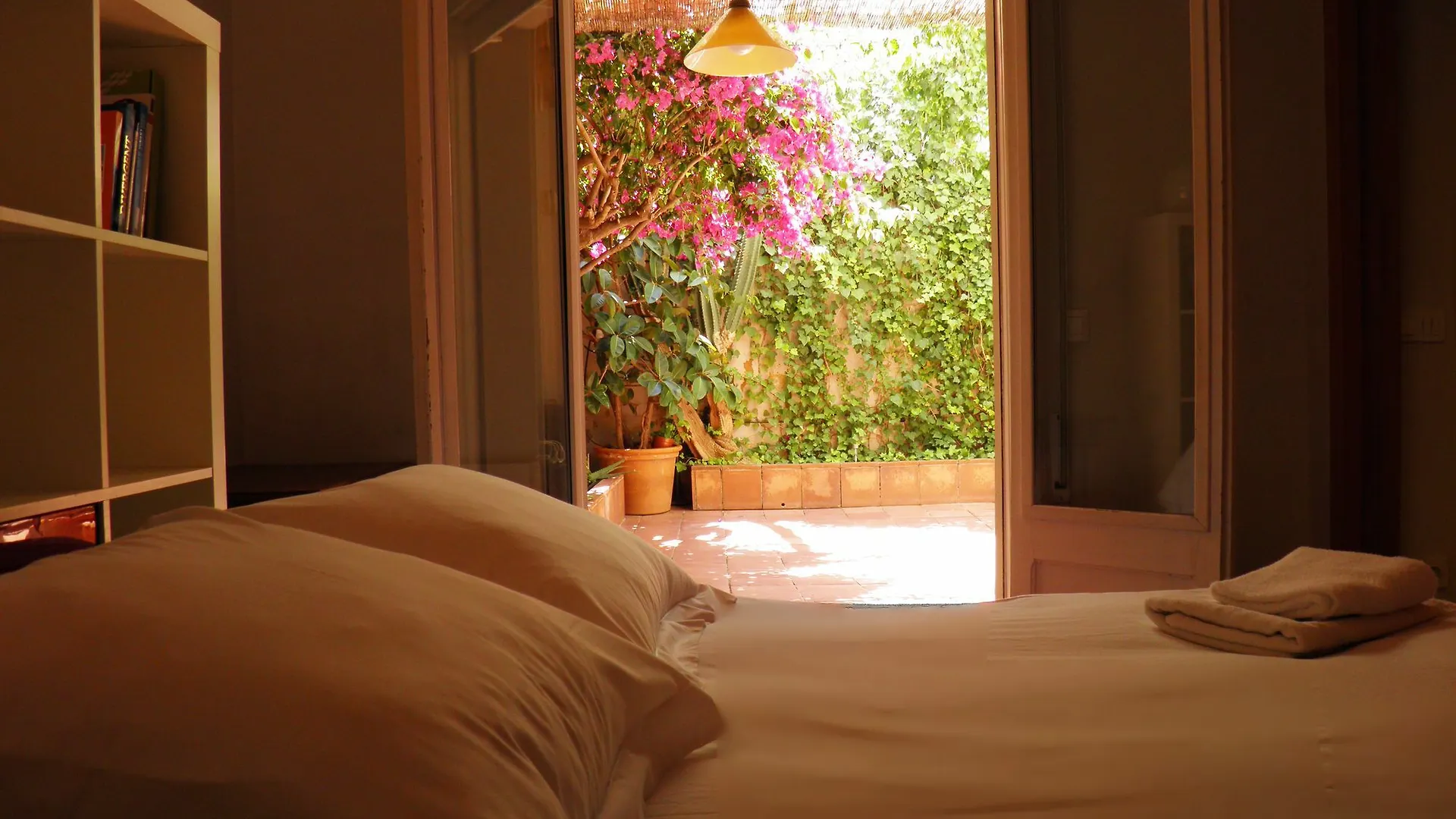 Suitur Courtyard Apartment Barcelona